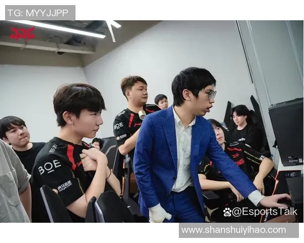 赛后分析：JDG与V5在比赛中的团队配合与战术执行探讨